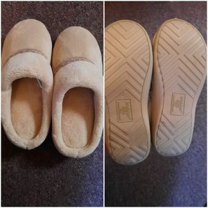 *BOGO* Womens slippers *NWOT*